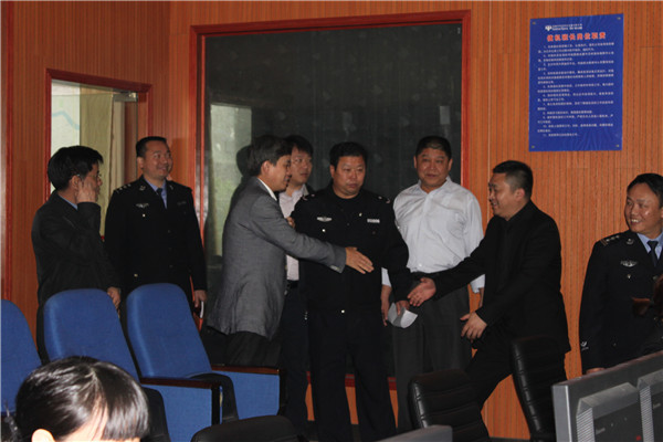 2014-4-2新余市劉捷書(shū)記到我公司視察天網(wǎng)項(xiàng)目與總經(jīng)理親切握手.JPG