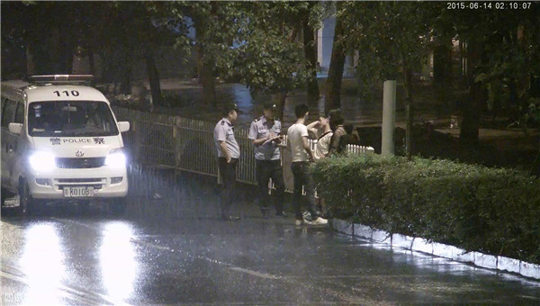 民警雨中對(duì)戴眼鏡、白T恤男及女孩進(jìn)行盤(pán)查.jpg