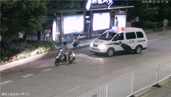 警察到達(dá)現(xiàn)場(chǎng)，聚集人員四處逃散.jpg