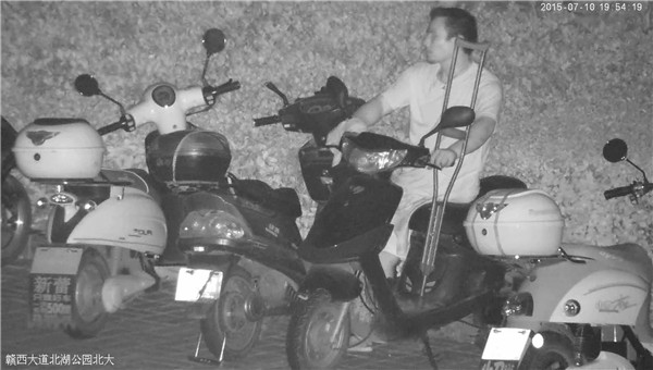 嫌疑男子坐在被盜電動(dòng)車上.jpg